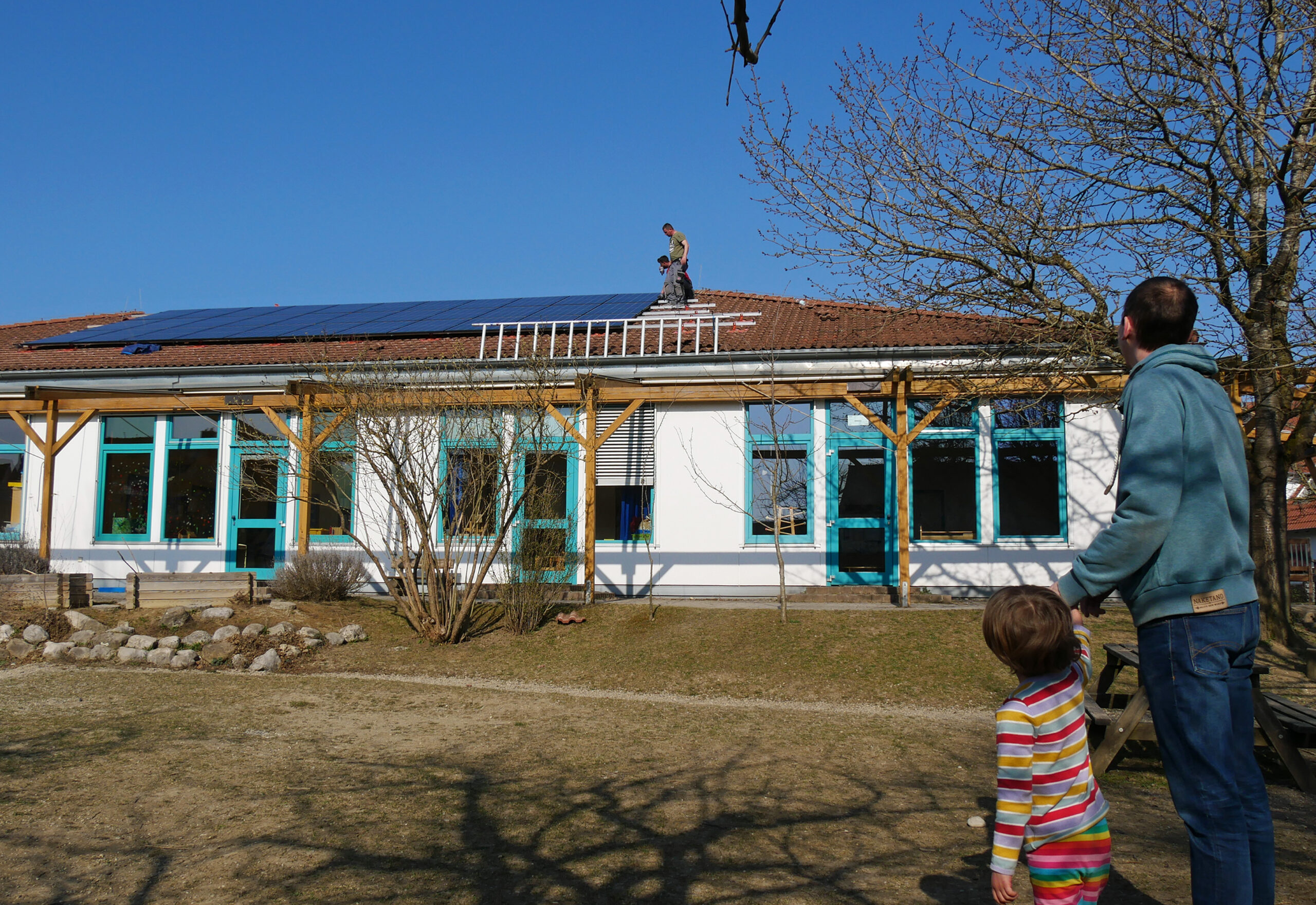 Photovoltaikmodule werden auf dem Kindergarten montiert